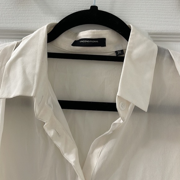 Unconditional semi sheer sleeveless blouse - Picture 2 of 4